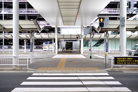 福岡国際空港国内線ターミナル横断歩道