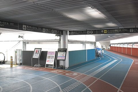 成田国際空港第3ターミナル出口付近通路