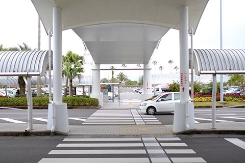 宮崎空港国内線から駐車場への横断歩道