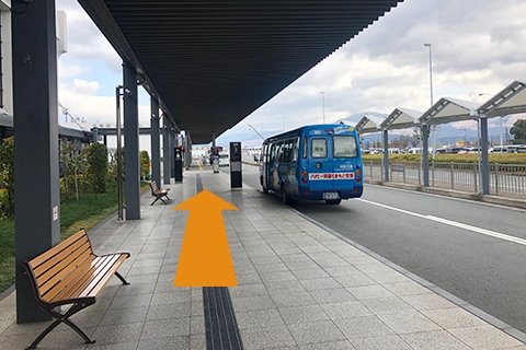 熊本空港国際線ターミナルバス乗り場前の通路