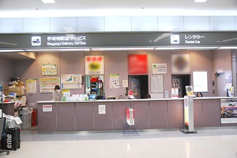 羽田空港国内線第1ターミナル北ウィング2つ目のレンタカー受付カウンター