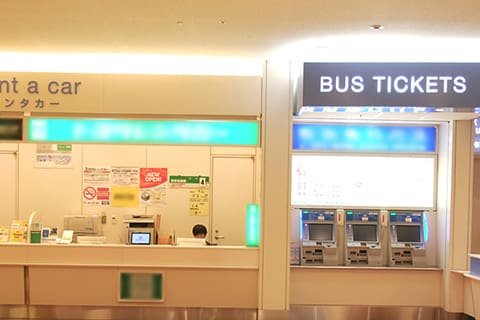 羽田空港国内線第2ターミナル4～6番到着口1つ目のレンタカー受付カウンター